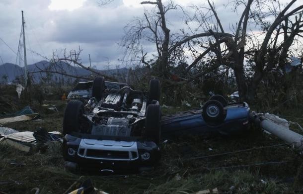 Xe hơi bị quật đổ do gió lớn ở Tacloban