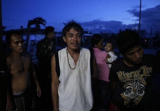 Người dân Philippines chờ cứu trợ sau bão tại Tacloban
