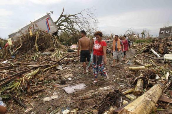 Người dân Tacloban dọn dẹp sau bão