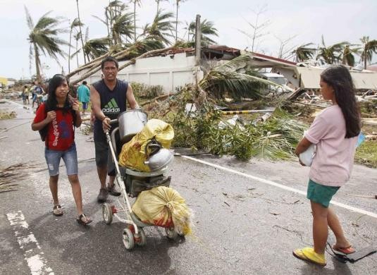Người Tacloban cố gắng nhặt nhặt những gì còn nguyên vẹn sau bão để bắt đầu cuộc sống mới.