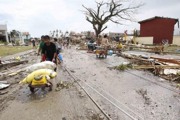 Người dân Philippines nhận hàng cứu trợ