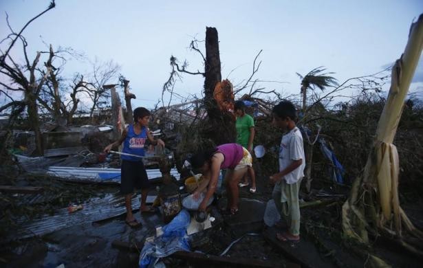 Chờ lấy nước từ giếng khoan tại Tacloban