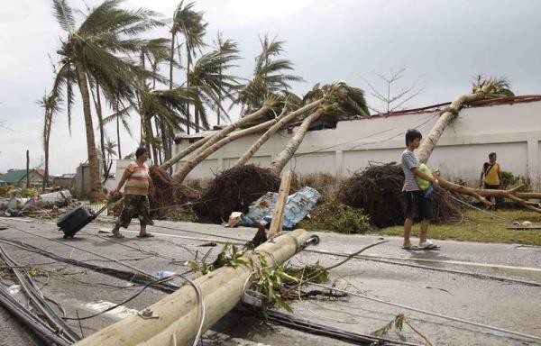 Cảnh đổ nát tại thành phố Tacloban, nơi hơn 100 thi thể người nằm rải rác trên đường phố sau bão.