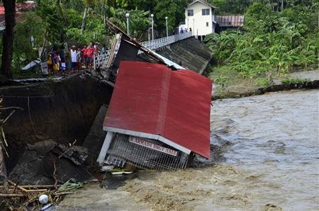 Siêu bão Haiyan cuốn đổ nhà ở tỉnh Iloilo.