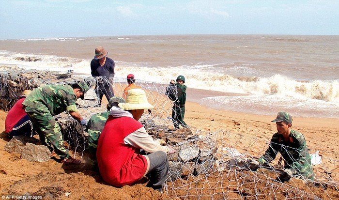 Bộ đội gia cố đê chắn sóng trước bão