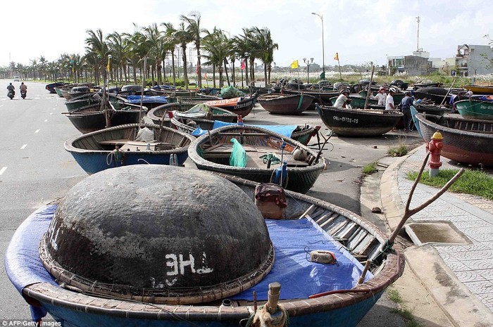 Tàu thuyền của người dân đưa lên bờ tránh bão.