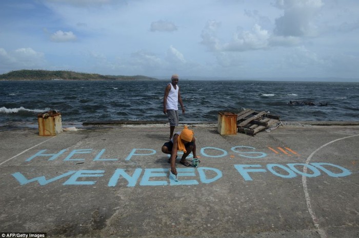 Người dân Philippines viết tín hiệu cần cứu thực phẩm tại thành phố Tacloban, nơi bị ảnh hưởng nặng nề nhất trong trận bão Haiyan.