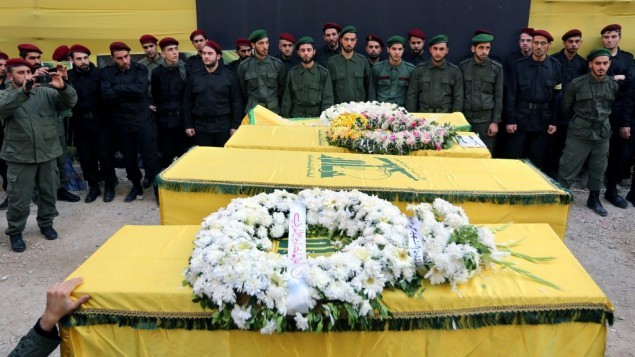 Các thành viên Hezbollah tham gia lễ tang các nạn nhân vụ đánh bom tại Đại sứ quán Iran hôm 20.11