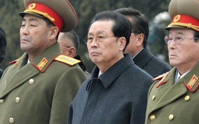 Ông Jang Song-thaek (giữa), chú rể của nhà lãnh đạo Kim Jong-un được cho là "nhiếp chính vương" quyền lực chỉ sau nhà lãnh đạo này vừa bị thất sủng.