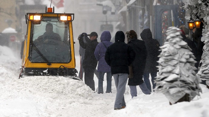 Xe dọn tuyết làm sạch đường phố sau bão tuyết tại thành phố Quebec hôm 22/12.
