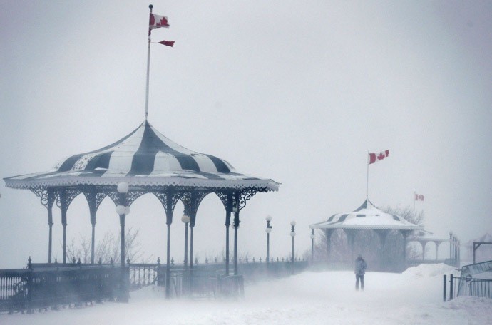 Người dân đi bộ trong bão tuyết tại Quebec hôm 22/12.
