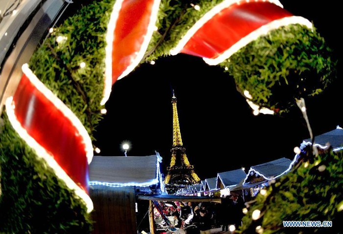 Hội chợ Giáng sinh gần tháp Eiffel.