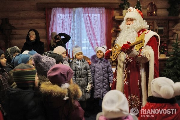 Các ông già Noel tới thăm nhà trẻ phát quà và kể chuyện.