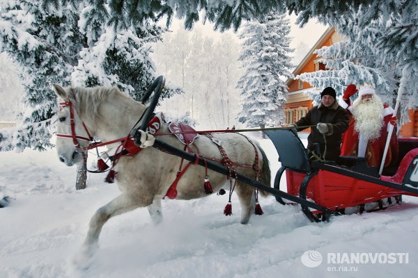 Những ông già Noel như thế này xuất hiện rất nhiều trên đường phố Nga những ngày qua.