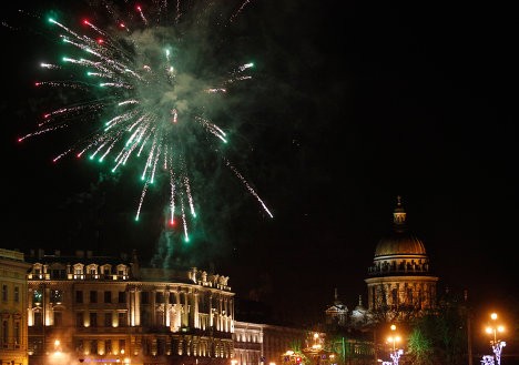 St Petersburg bắn pháo hoa trong đêm Giáng sinh.
