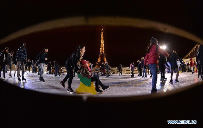 Người Paris trượt băng gần tháp Eiffel.