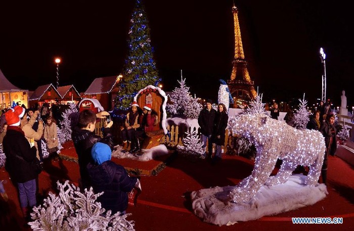 Người Paris chụp ảnh lưu niệm trong đêm Giáng sinh.