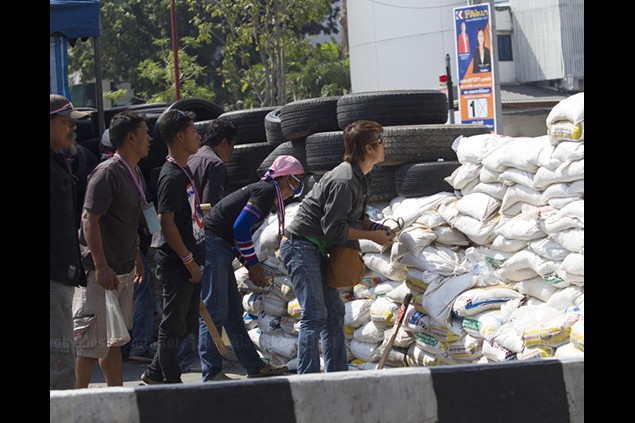 Những người biểu tình chống chính phủ Thái Lan chặn các con phố chính ở Bangkok.