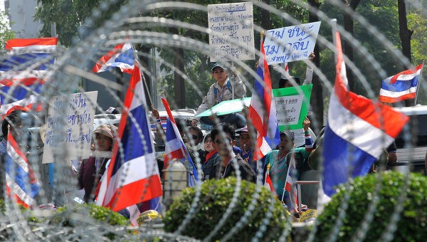 Người biểu tình Thái Lan trước hàng rào của cảnh sát.