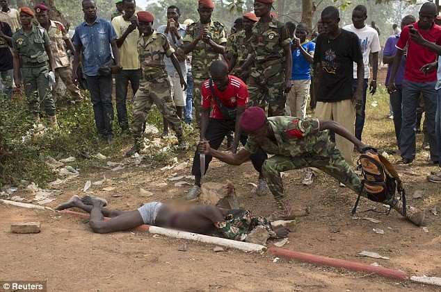 Binh sĩ Trung Phi đâm kẻ tình nghi là cựu thành viên của nhóm đảo chính Seleka.