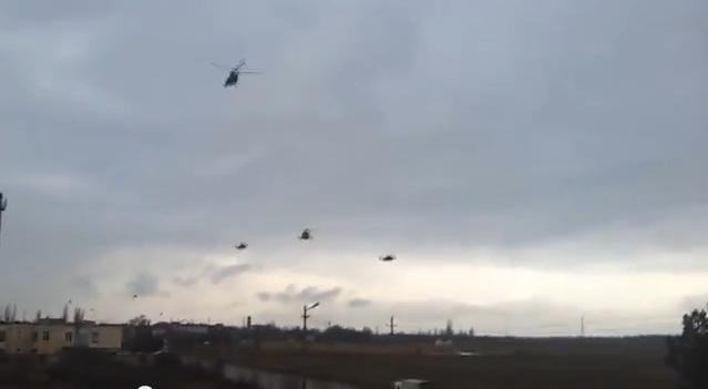 Trực thăng Nga bay trên bầu trời Crimea.