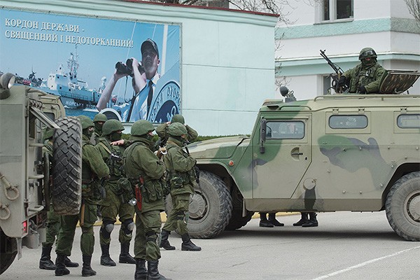 Các tay súng không phù hiệu kiểm soát Crimea.