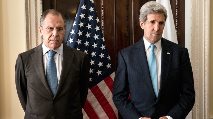 Ngoại trưởng Mỹ John Kerry (phải) và Ngoại trưởng Nga Sergei Lavrov.