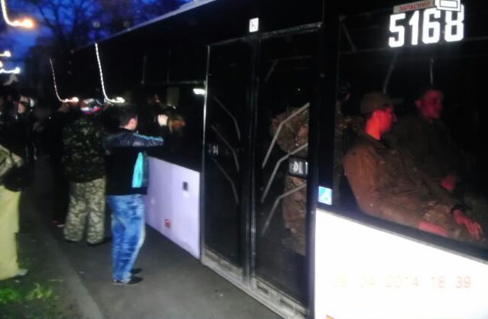 Người biểu tình chặn xe bus chở các tay súng được cho là lính đánh thuê tại Donetsk.