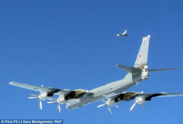 Thời điểm RAF Typhoon chặn một máy bay của Nga trước khi nó &quot;đi lạc&quot; tới gần không phận của nước Anh.