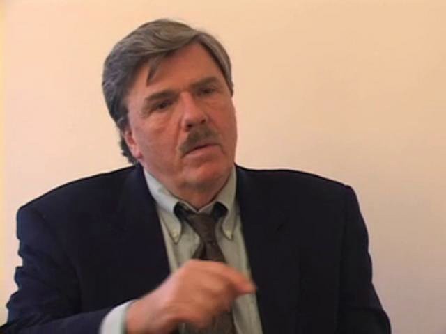 Robert Parry đã nổi tiếng vào năm 1980 trong vai trò phóng viên điều tra cho hãng tin AP và Newsweek. Đặc biệt, ông đã từng lật tẩy đường dây cung ứng vũ khí bí mật của Mỹ cho nhóm &quot;Contras&quot; ở Nicaragua và ở Iran giúp ông nhận được giải thưởng danh giá George Polk. Từ năm 1995 ông là biên tập viên của trang web ConsortiumNews.com