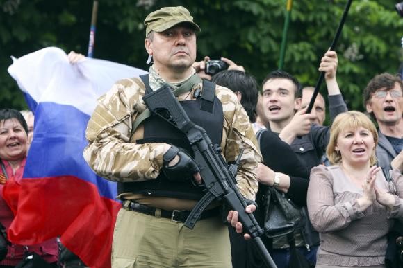 Người biểu tình ủng hộ Nga tại Luhansk.