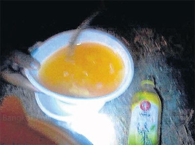 Chai trà xanh có pha hóa chất một binh sĩ Thái Lan nhận được từ người dân.