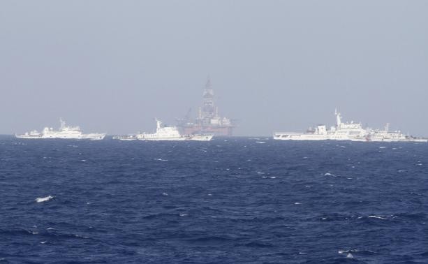Tàu Trung Quốc bao quanh bảo vệ giàn khoan 981 hạ đặt trái phép trong vùng đặc quyền kinh tế, thềm lục địa Việt Nam.