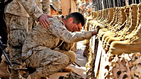 Một lính Mỹ tại Iraq khóc trước những gì còn lại của đồng đội đã hy sinh.