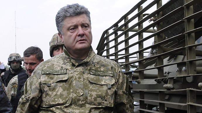 Tổng thống Ukraine Petro Poroshenko thăm các binh sĩ chiến đấu ở miền đông hôm 20/6.