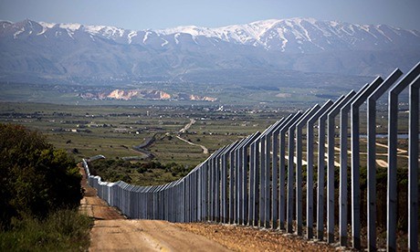 Hàng rào biên giới ngăn cách Israel và Syria trên Cao nguyên Golan.