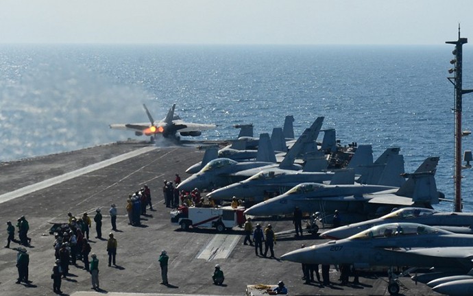 F/A18C Hornet cất cánh từ tàu sân bay USS George H.W. Bush neo tại Vịnh Ba Tư ngày 17/6/2014.