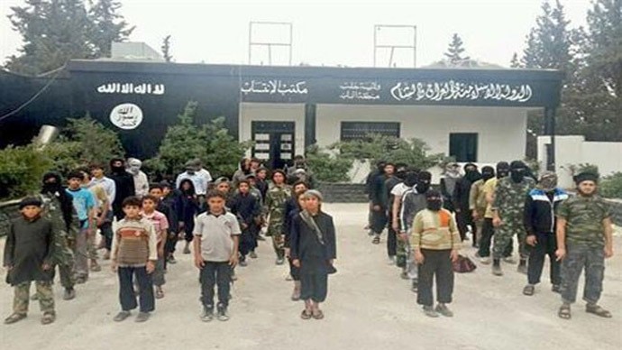 Những trẻ em bị IS bắt cóc và huấn luyện thành khủng bố.