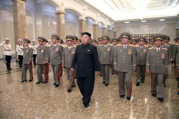 Kim Jong-un dẫn đầu đoàn quan chức quân sự cấp cao Triều Tiên trong lễ kỷ niệm 20 năm ngày mất cố nhà sáng lập đất nước Kim Nhật Thành.