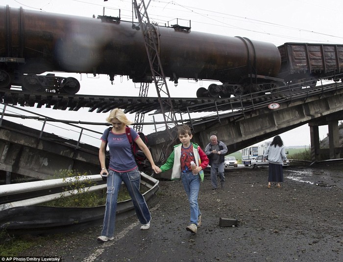 Một trong ba cây cầu cửa ngõ thành phố Donetsk bị phá hủy để ngăn chặn quân đội Ukraine tiến vào thành phố.