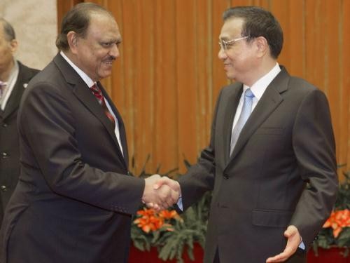 Thủ tướng Trung Quốc Lý Khắc Cường (phải) có cuộc hội đàm với Tổng thống Pakistan Mamnoon Hussain (trái) đang trong chuyến thăm Trung Quốc.