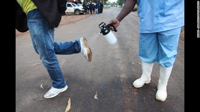 Ebola không dễ phát tán trong không khí và dễ lây.