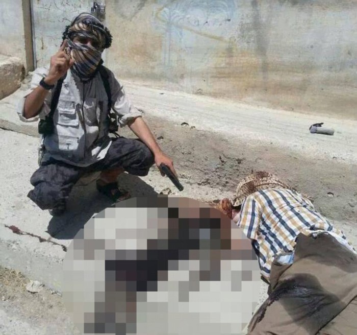 Chiến binh IS sát hại một người Yazidi.