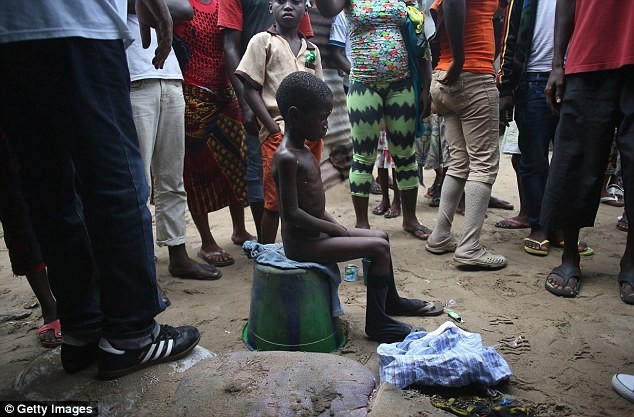 Saah Exco ngồi cô độc trong con hẻm vì nghi nhiễm Ebola.