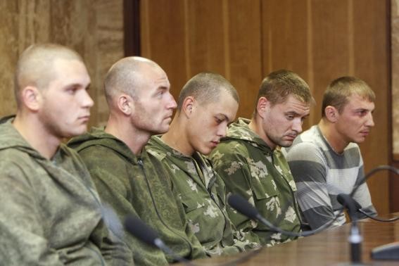 Nhóm binh sĩ Nga bị Ukraine bắt giữ do xâm phạm biên giới.