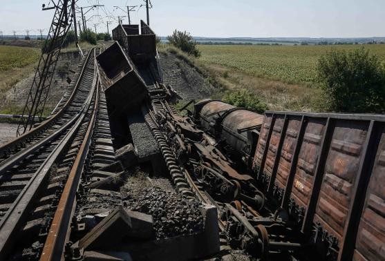 Một đoạn đường sắt bị phá hủy ở khu vực Đông Ukraine.