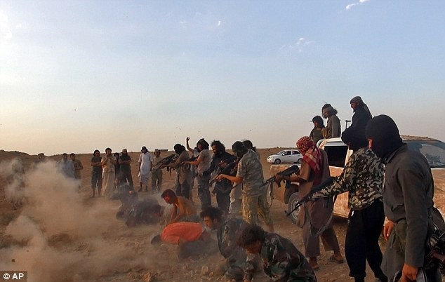 Một hình ảnh khác cho thấy bảy binh sĩ Syria bị sát hại sau khi căn cứ không quân ở Tabqa thất thủ.