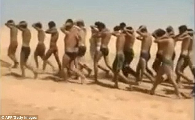 Hàng trăm binh sĩ Syria chỉ mặc quần lót bị dẫn ra sa mạc.