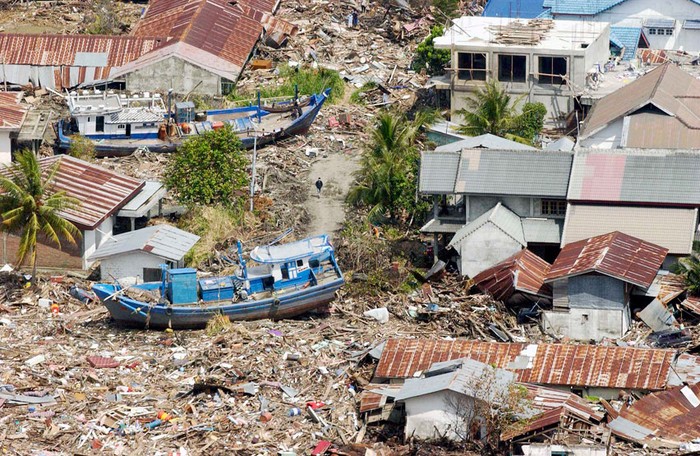 Một ngôi làng ven biển ở Indonesia gần như bị san phẳng sau trận sóng thần năm 2004.