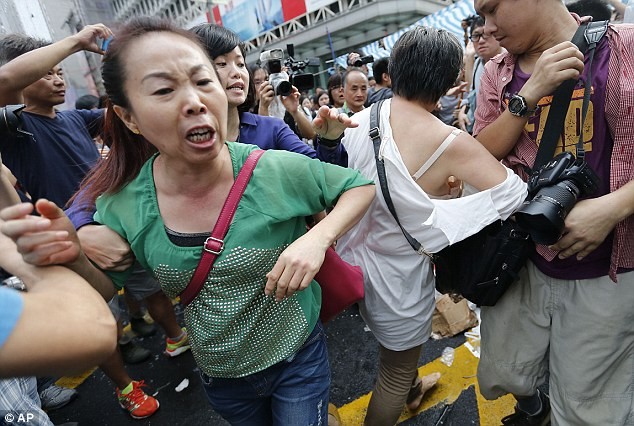 Những người ủng hộ Bắc Kinh cố gắng xông vào khu vực của sinh viên biểu tình.